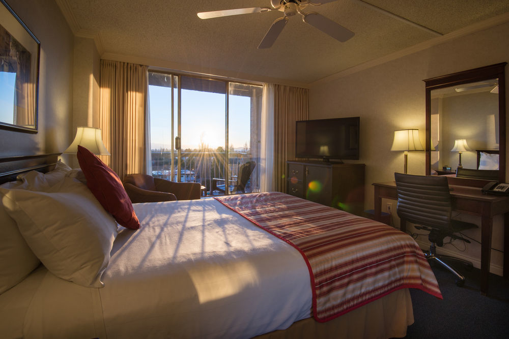 Harbour Towers Hotel & Suites Victoria Bagian luar foto