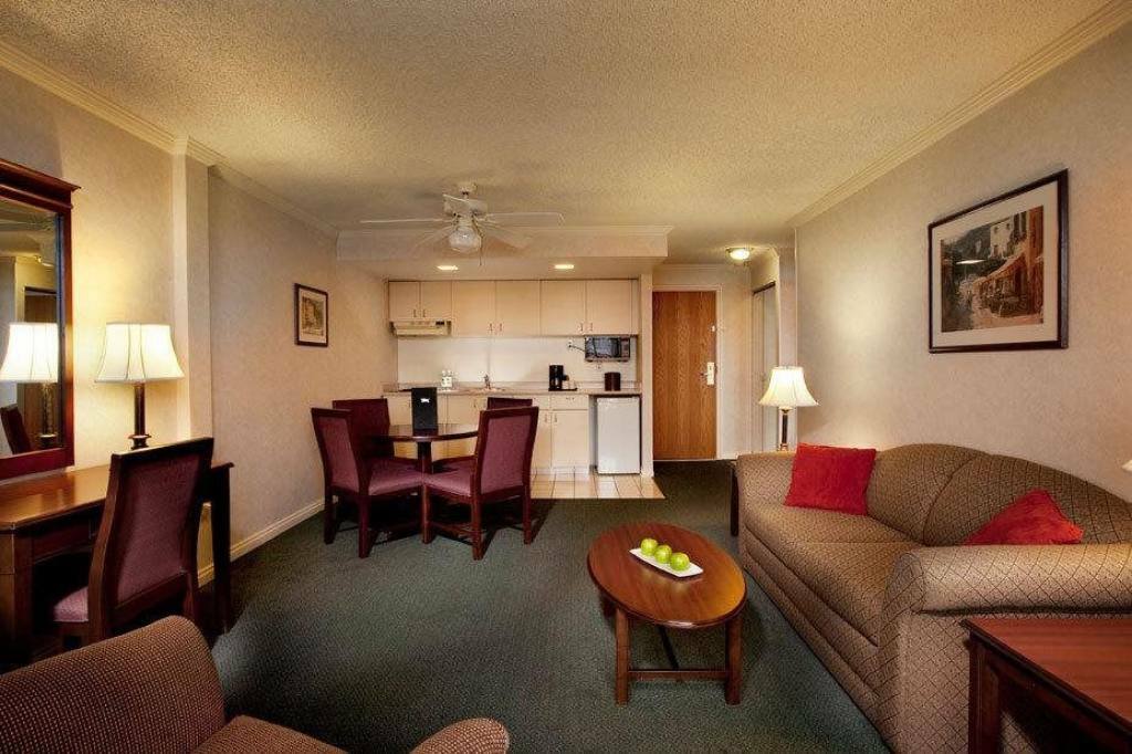 Harbour Towers Hotel & Suites Victoria Bagian luar foto